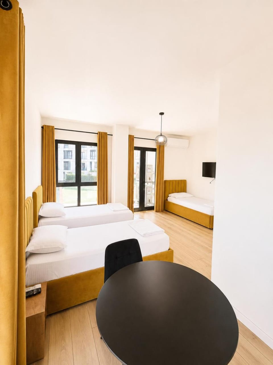 Shower, Toilet, Property building, Bed, Coffee/tea facilities, Bedroom, Guests, towels, air conditioner