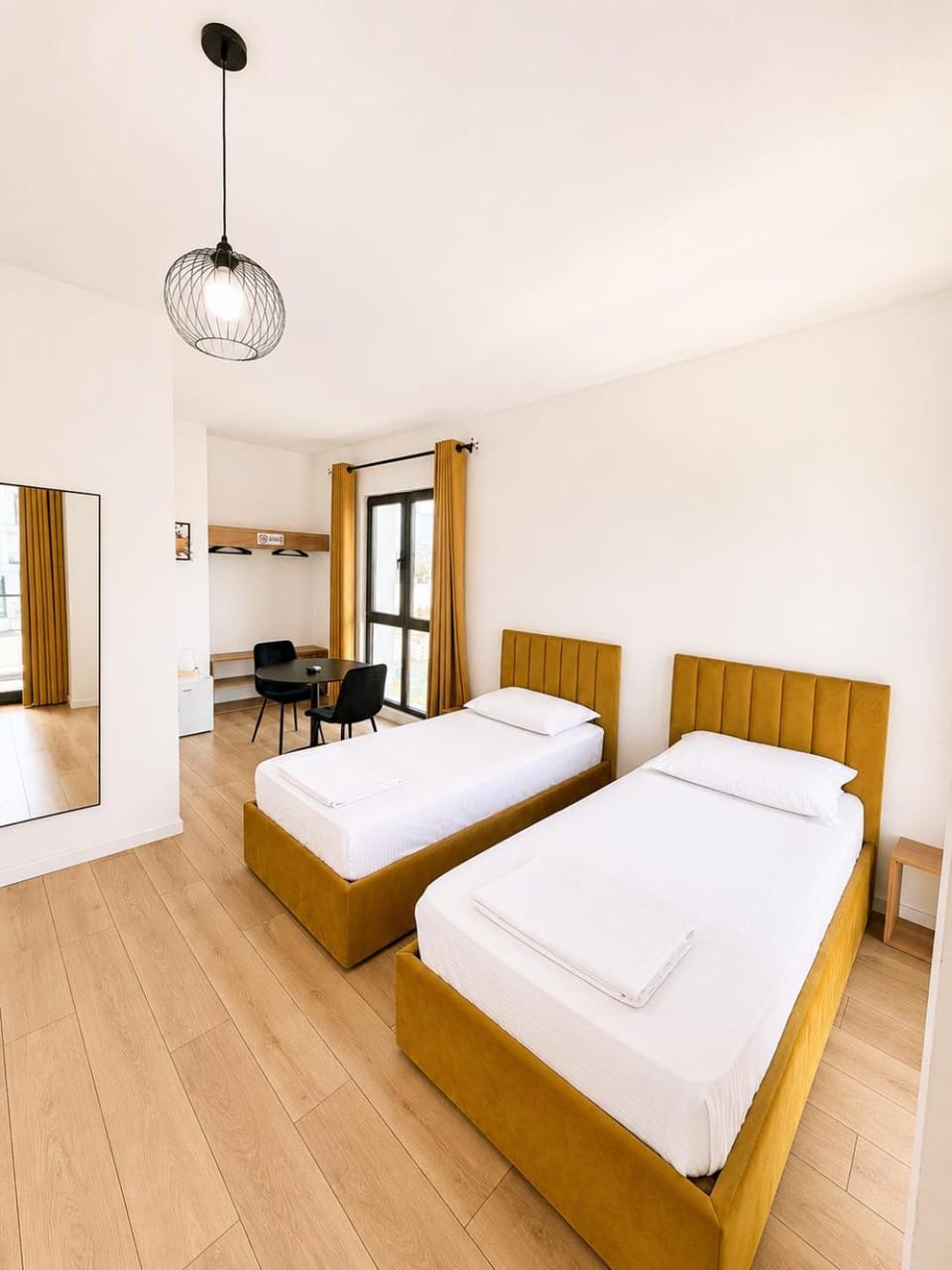 Shower, Toilet, Property building, Bed, Coffee/tea facilities, Bedroom, Guests, internet, towels, air conditioner