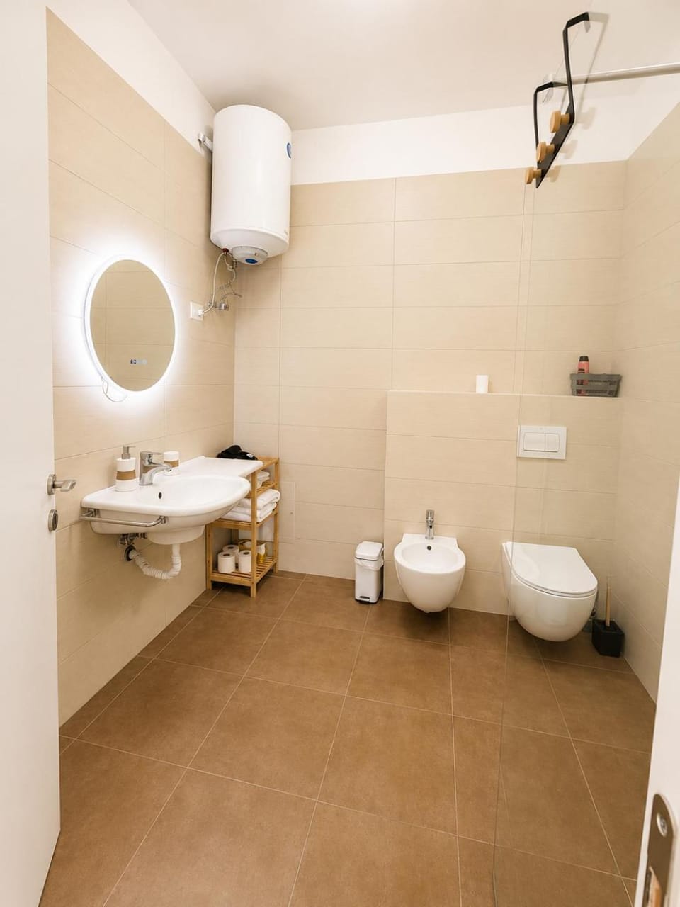 Toilet, towels