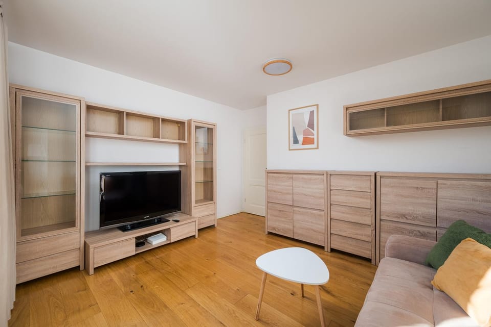 Communal lounge/ TV room, TV and multimedia, Living room, Seating area, Evening entertainment
