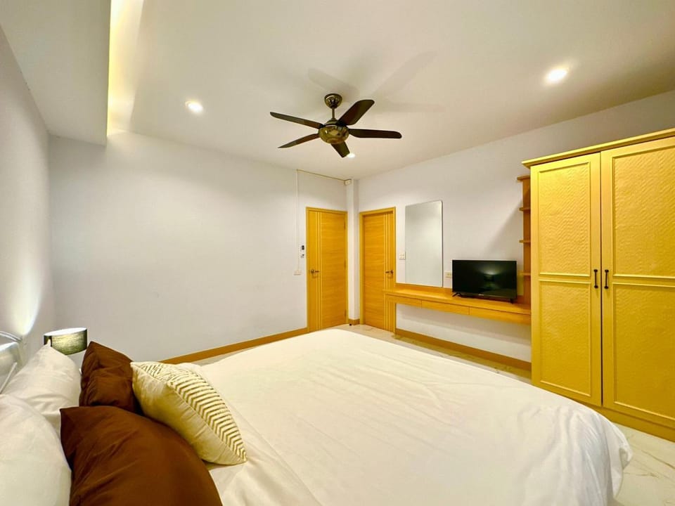 Communal lounge/ TV room, Bed, TV and multimedia, Photo of the whole room, Evening entertainment, Bedroom, wardrobe