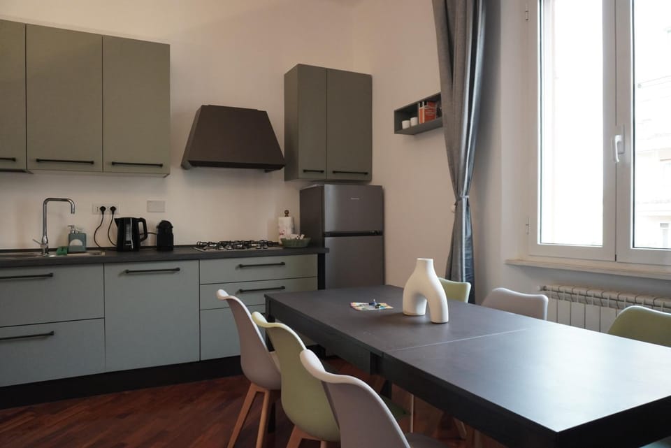 Coffee/tea facilities, Kitchen or kitchenette, Dining area, microwave, minibar, oven, stove, toaster