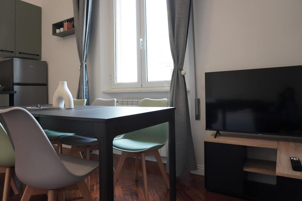 Communal lounge/ TV room, TV and multimedia, Kitchen or kitchenette, Dining area, Evening entertainment, minibar
