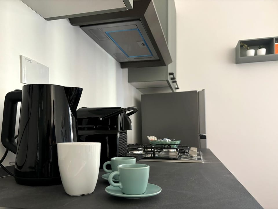 Coffee/tea facilities, Kitchen or kitchenette, Dining area, stove