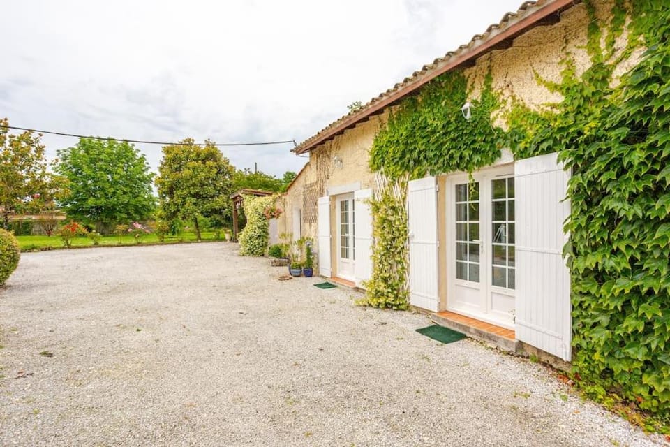 Cottage au calme avec terrasse et jardin House in Nouvelle-Aquitaine