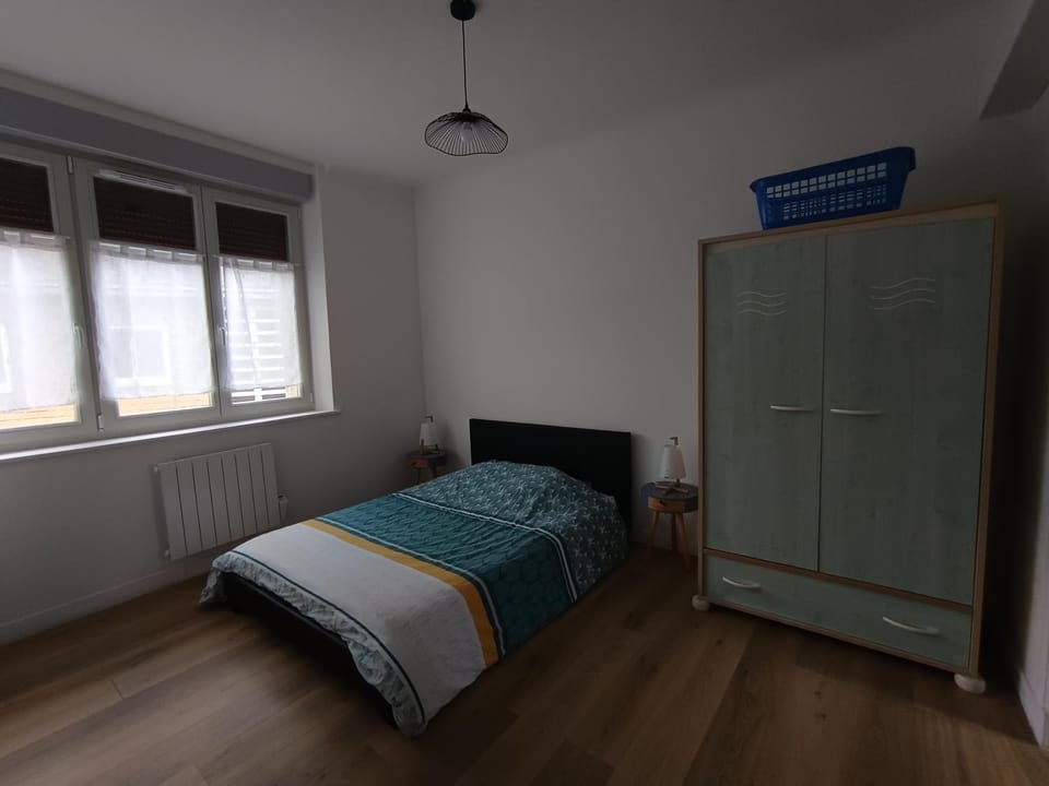 Photo of the whole room, Bedroom, wardrobe