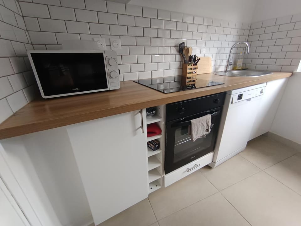 Coffee/tea facilities, dishwasher, microwave, oven, stove, toaster, kitchen