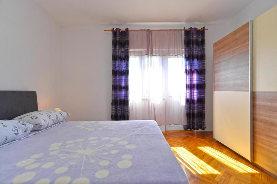 Day, Decorative detail, Bedroom
