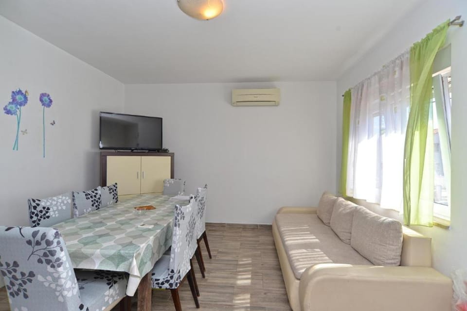 Communal lounge/ TV room, Day, Decorative detail, air conditioner