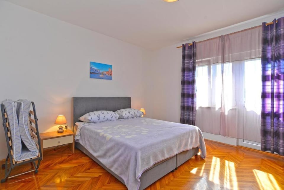 Day, Decorative detail, Bedroom