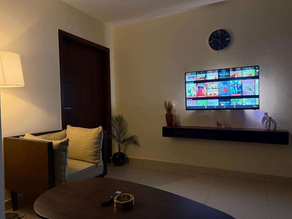 The Skyluxe Designer Suite with Rooftop Pool Apartment in Islamabad