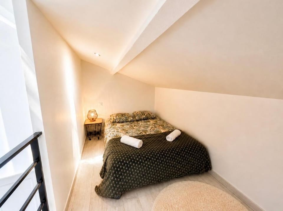 L'Escapade - PARIS 20 min - DISNEY 25 min - GARE 3 min à pied - PARKING - Confortable & Moderne - Free WIFI Apartment in Île-de-France