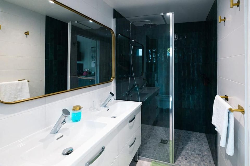 Shower, Bathroom, towels
