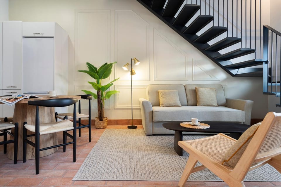 Kitchen or kitchenette, Living room, Seating area, Dining area