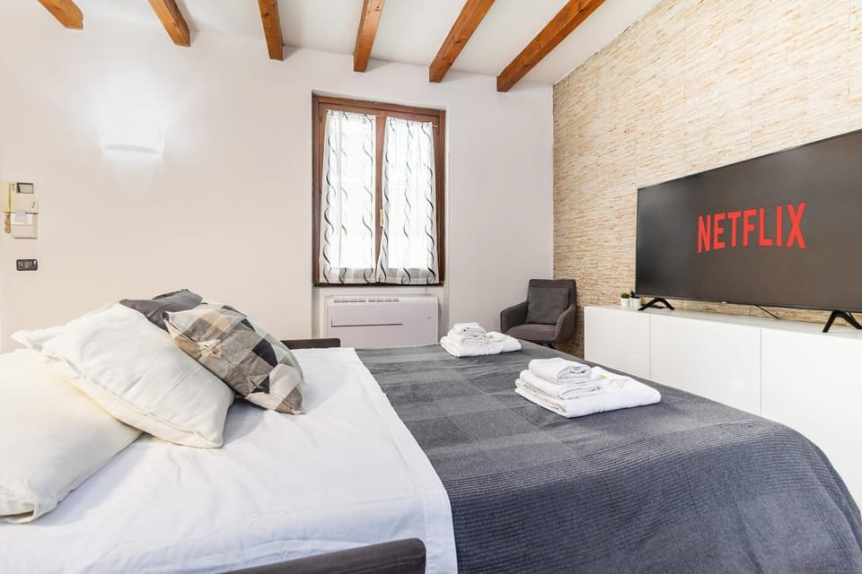 Bed, TV and multimedia, Photo of the whole room, Bedroom, towels