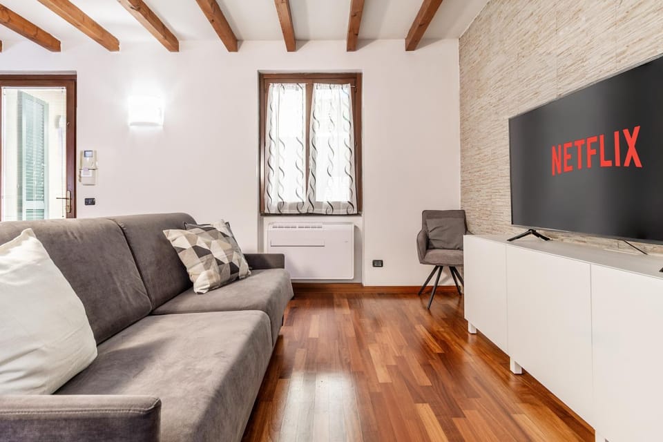Communal lounge/ TV room, TV and multimedia, Living room, Seating area, Evening entertainment