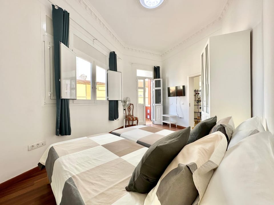 Bed, TV and multimedia, Photo of the whole room, Bedroom