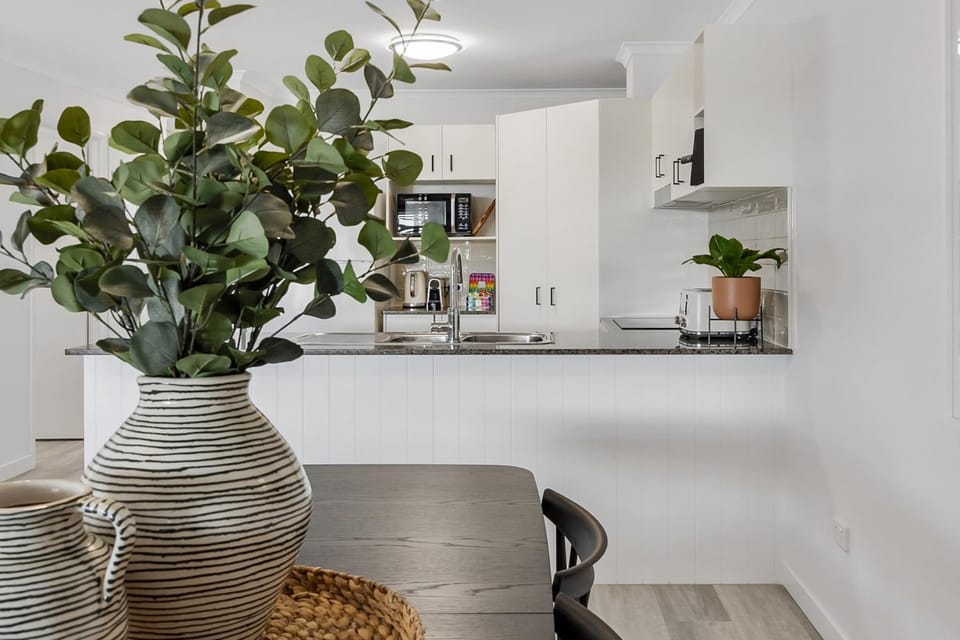 3-Bed Haven with Balcony and BBQ, 5-Min to Beach Apartment in Coolum Beach