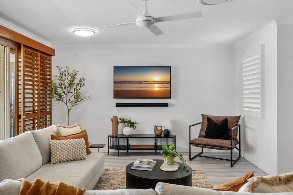 3-Bed Haven with Balcony and BBQ, 5-Min to Beach Apartment in Coolum Beach