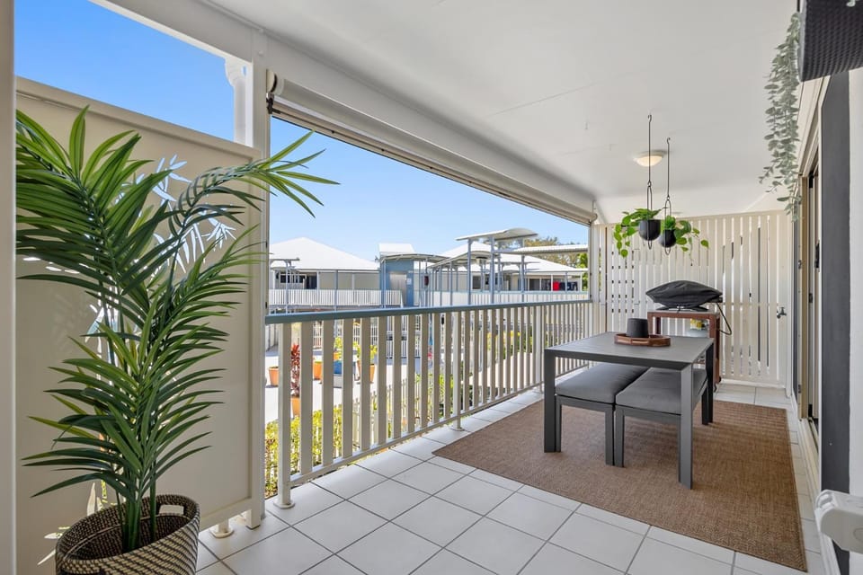 3-Bed Haven with Balcony and BBQ, 5-Min to Beach Apartment in Coolum Beach