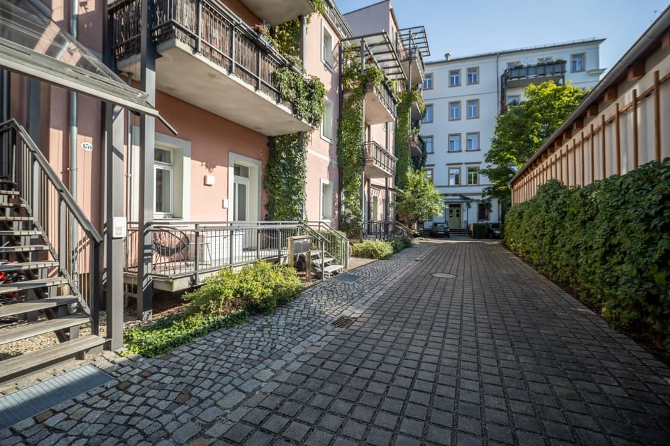 Property building, Spring, Day, Neighbourhood, Balcony/Terrace