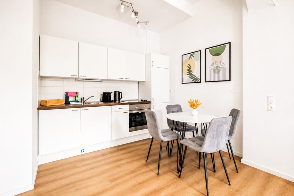 Coffee/tea facilities, Kitchen or kitchenette, Dining area, oven, stove, toaster