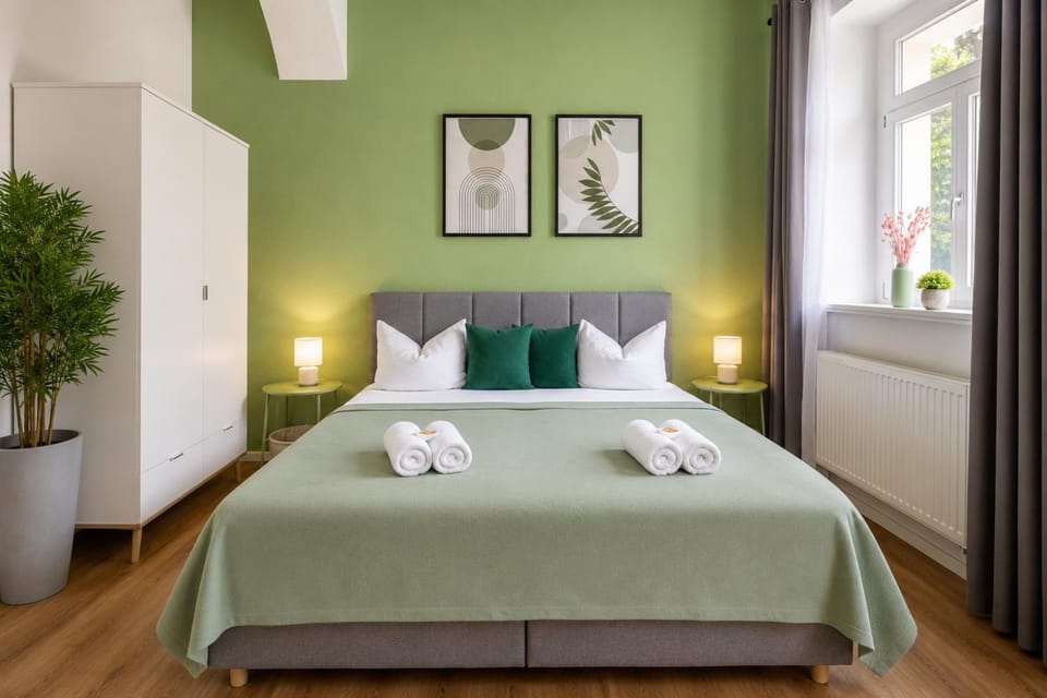 Bed, Photo of the whole room, Bedroom, towels