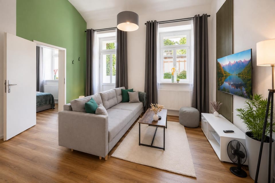 TV and multimedia, Living room, Seating area, Evening entertainment