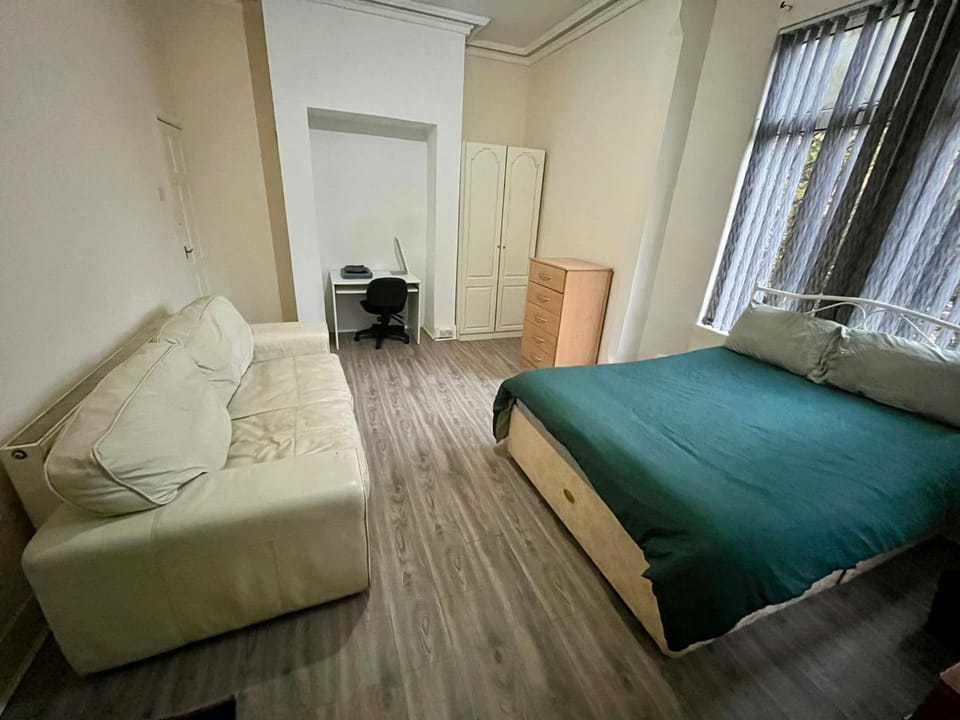 Photo of the whole room, Bedroom