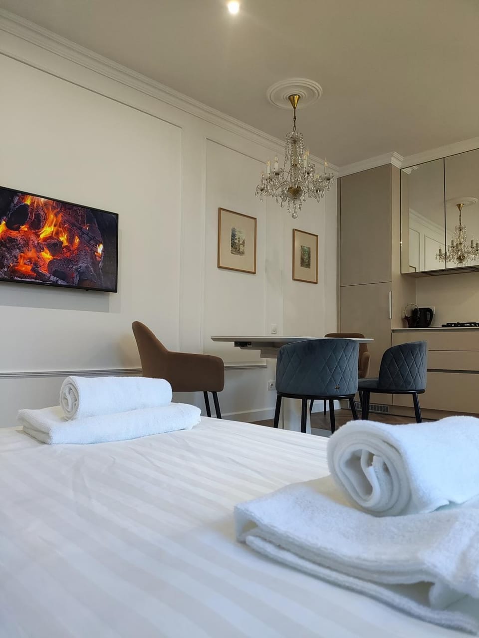 Bed, Photo of the whole room, Seating area, Dining area, Bedroom