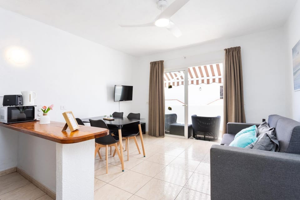 Home2Book Las Américas Coastal Apt, Pool & Terrace Apartment in Playa de las Americas