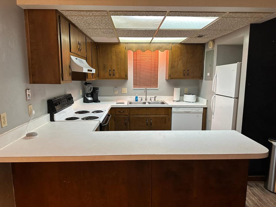 Kitchen or kitchenette, dishwasher, oven