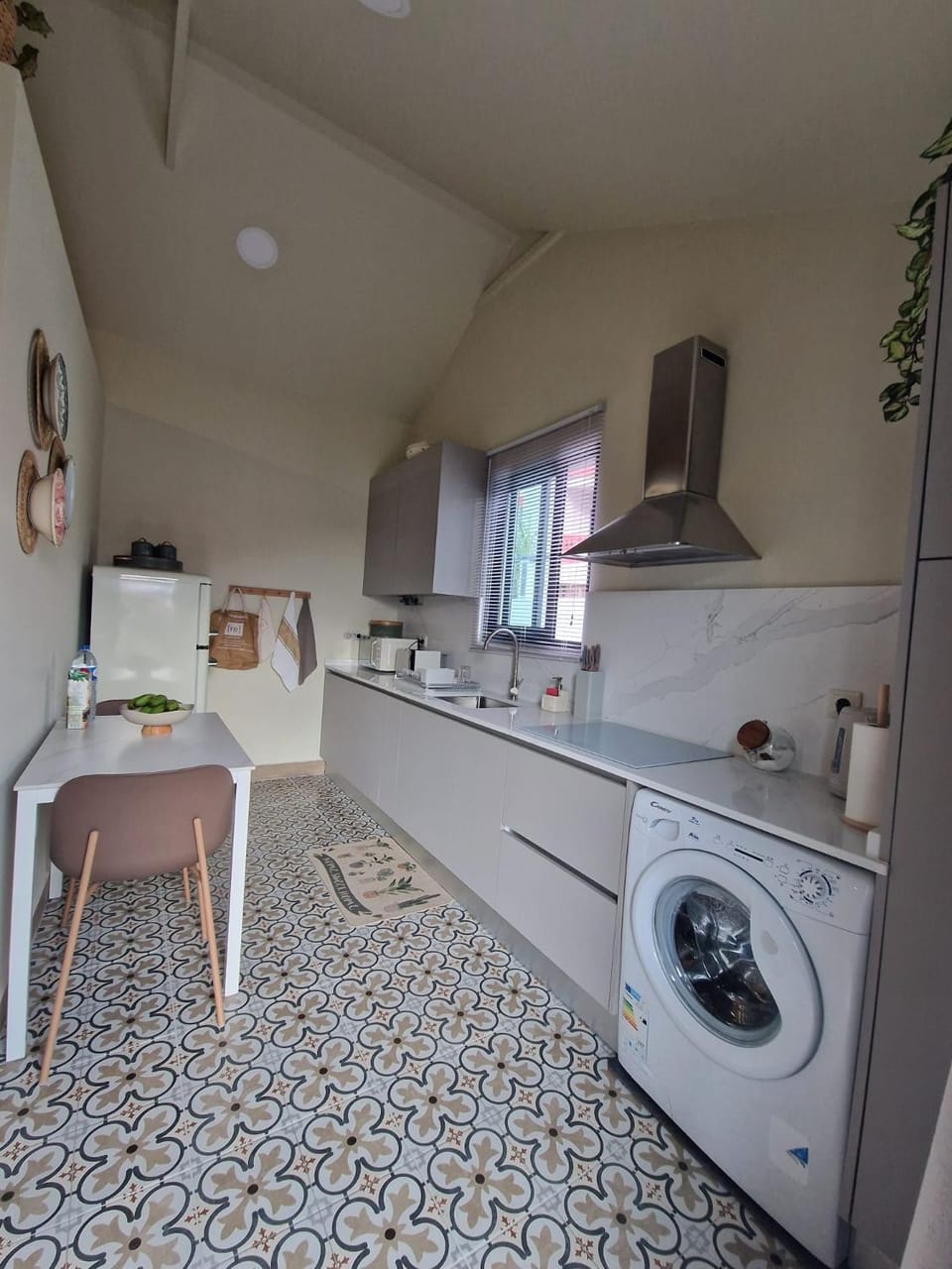 Kitchen or kitchenette, stove, washing machine
