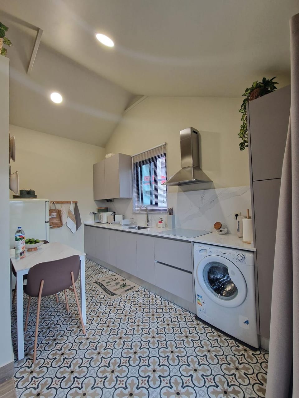 Kitchen or kitchenette, Dining area, washing machine