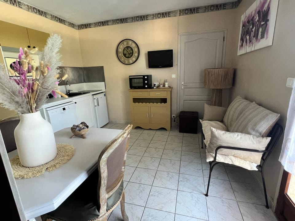 TV and multimedia, Kitchen or kitchenette, Living room, Dining area, oven, stove