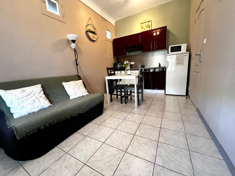 Kitchen or kitchenette, Living room, Seating area, Dining area, dishwasher, oven, stove, toaster