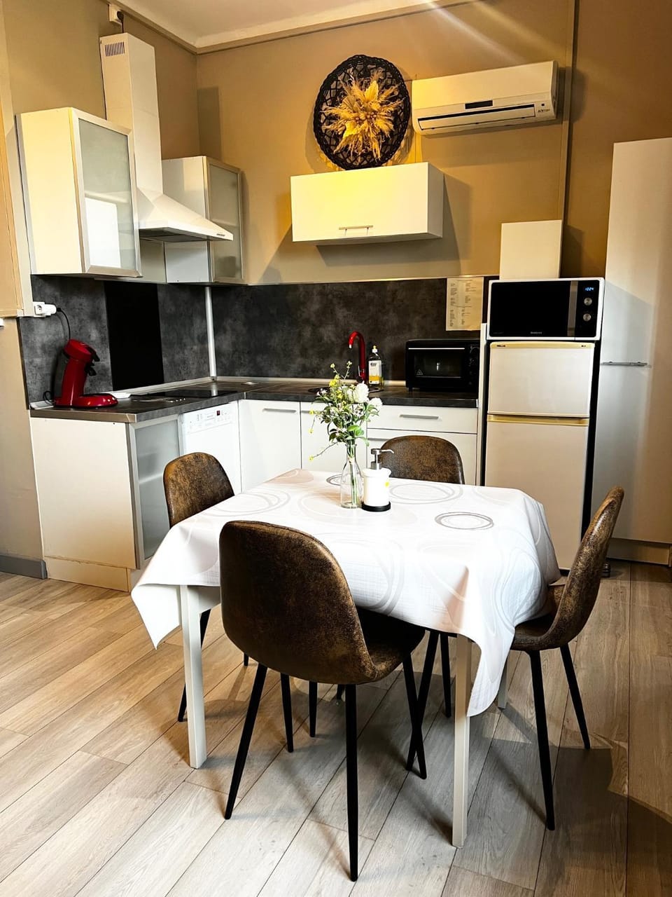 Kitchen or kitchenette, Living room, Seating area, Dining area, oven, stove, air conditioner