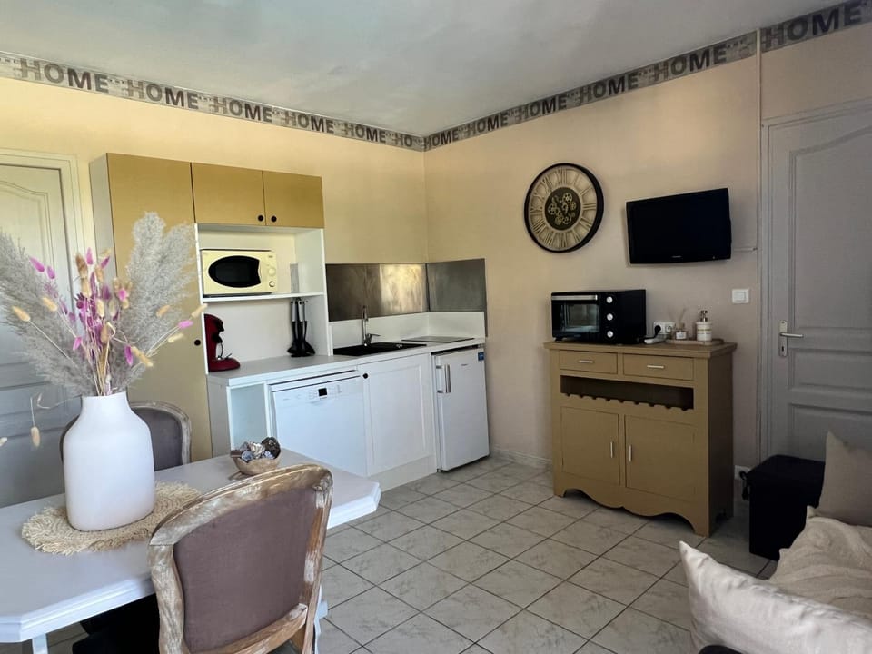 TV and multimedia, Kitchen or kitchenette, Dining area, dishwasher, oven, stove, toaster