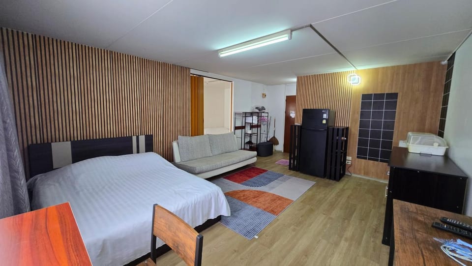 Photo of the whole room, Bedroom