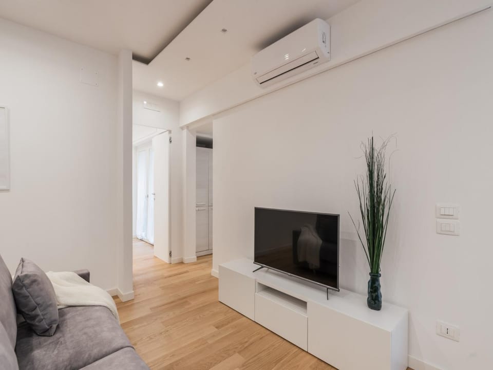 TV and multimedia, Living room, Seating area, Evening entertainment, air conditioner