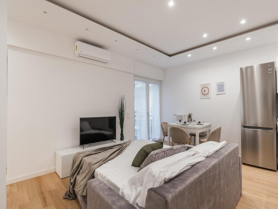 Bed, TV and multimedia, Kitchen or kitchenette, Living room, Photo of the whole room, Seating area