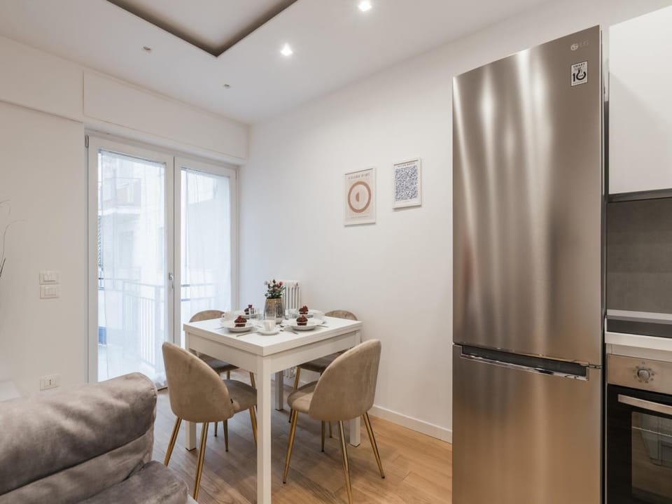 Kitchen or kitchenette, Dining area, oven, stove