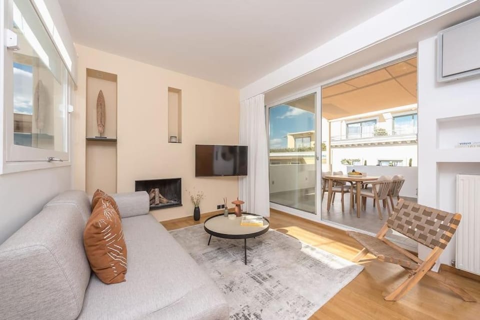 TV and multimedia, Living room, Seating area, Dining area