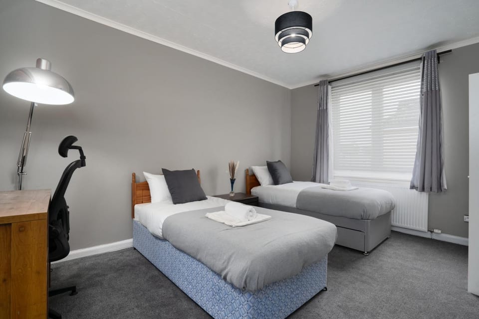 2-Bed Flat Wishaw Free Parking Family-Friendly Apartment in Scotland