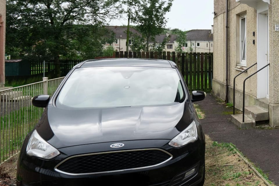 2-Bed Flat Wishaw Free Parking Family-Friendly Apartment in Scotland