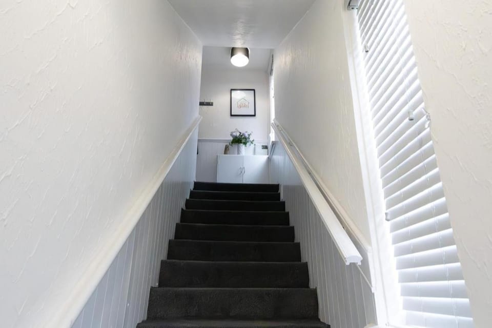 2-Bed Flat Wishaw Free Parking Family-Friendly Apartment in Scotland
