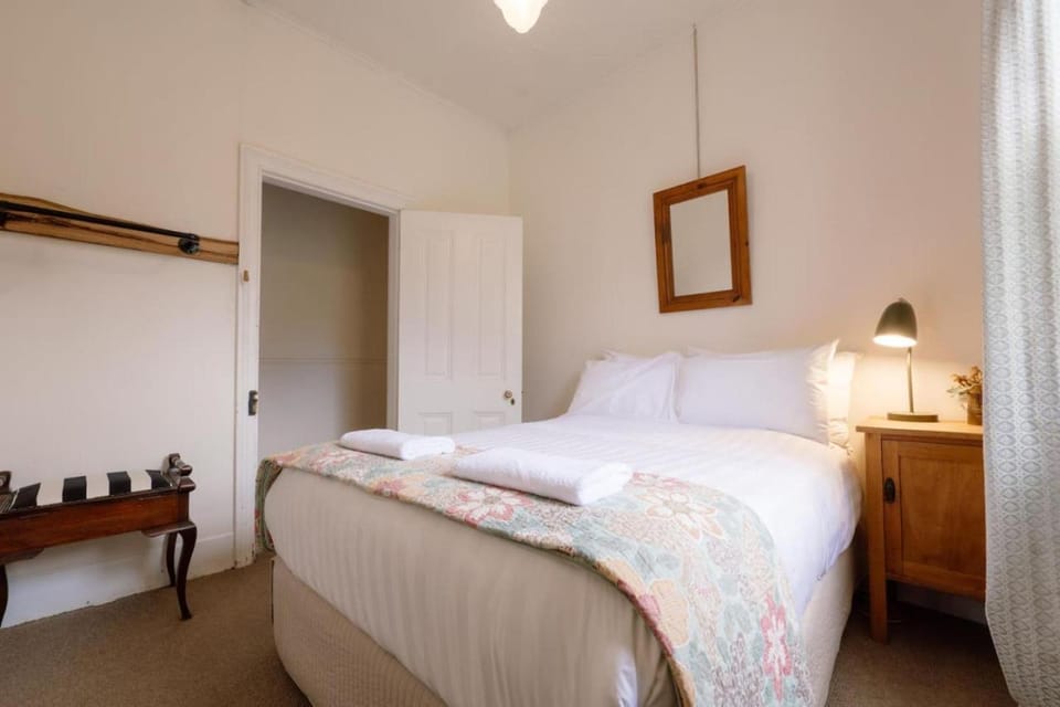 Larsens Cottage 1 - Historic 1880 Home Country House in Mount Victoria