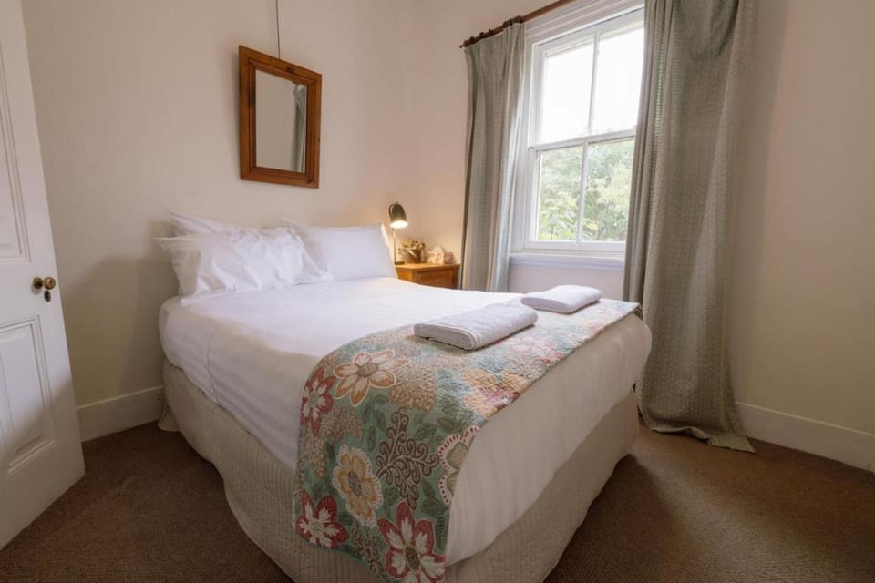 Larsens Cottage 1 - Historic 1880 Home Country House in Mount Victoria