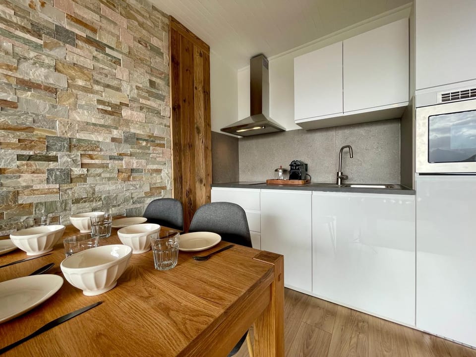 Kitchen or kitchenette, Dining area, stove