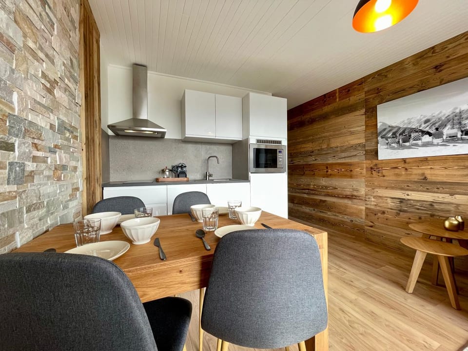 Kitchen or kitchenette, Seating area, Dining area